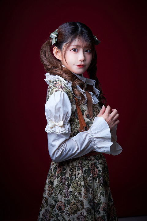松田彩希・清水麻璃亜らが欧州調の装い　「赤の女王」キャラクタービジュアルが解禁 イメージ画像