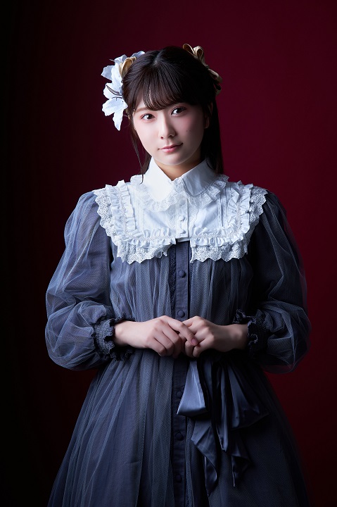 松田彩希・清水麻璃亜らが欧州調の装い　「赤の女王」キャラクタービジュアルが解禁 イメージ画像