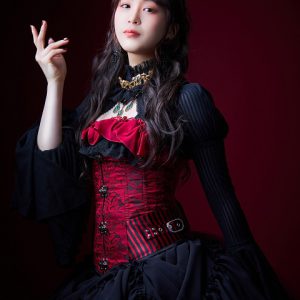 松田彩希・清水麻璃亜らが欧州調の装い　「赤の女王」キャラクタービジュアルが解禁 イメージ画像