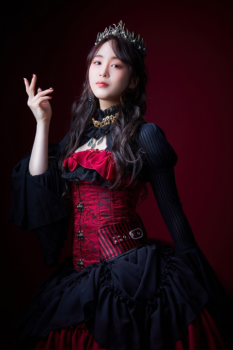 松田彩希・清水麻璃亜らが欧州調の装い　「赤の女王」キャラクタービジュアルが解禁 イメージ画像