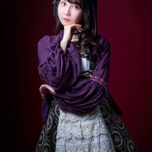 松田彩希・清水麻璃亜らが欧州調の装い　「赤の女王」キャラクタービジュアルが解禁 イメージ画像