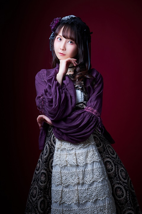 松田彩希・清水麻璃亜らが欧州調の装い　「赤の女王」キャラクタービジュアルが解禁 イメージ画像