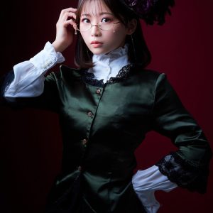 松田彩希・清水麻璃亜らが欧州調の装い　「赤の女王」キャラクタービジュアルが解禁 イメージ画像