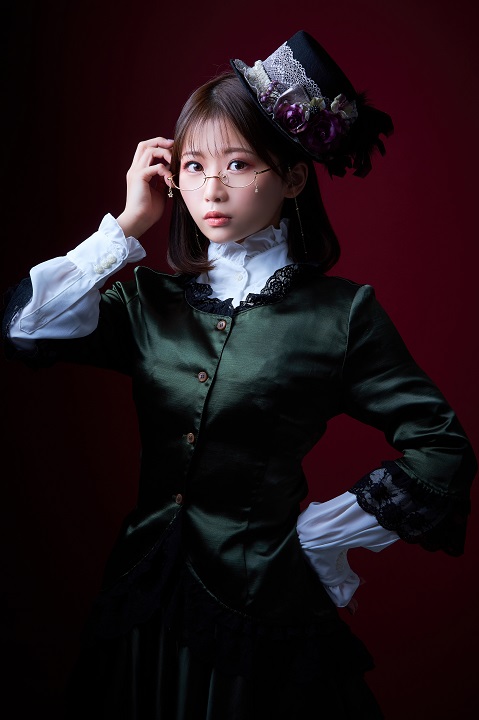 松田彩希・清水麻璃亜らが欧州調の装い　「赤の女王」キャラクタービジュアルが解禁 イメージ画像