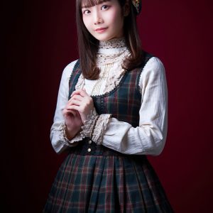 松田彩希・清水麻璃亜らが欧州調の装い　「赤の女王」キャラクタービジュアルが解禁 イメージ画像