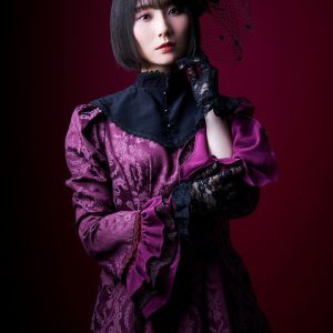 松田彩希・清水麻璃亜らが欧州調の装い　「赤の女王」キャラクタービジュアルが解禁 イメージ画像