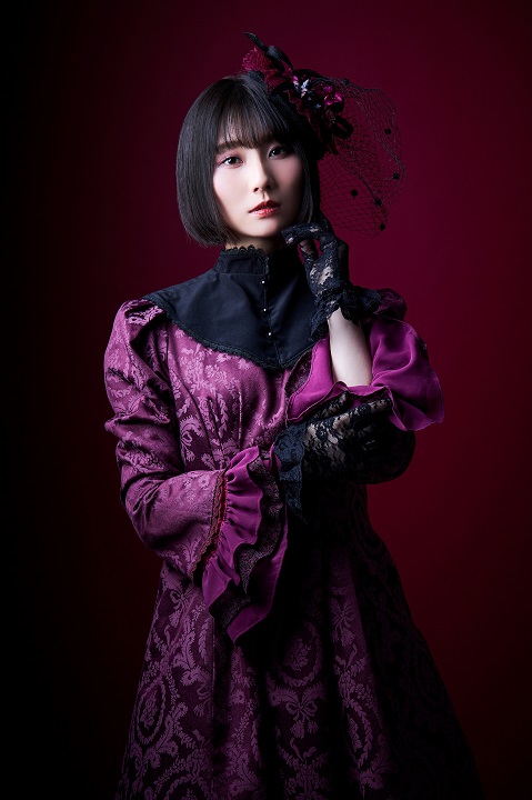 松田彩希・清水麻璃亜らが欧州調の装い　「赤の女王」キャラクタービジュアルが解禁 イメージ画像