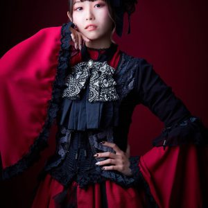 松田彩希・清水麻璃亜らが欧州調の装い　「赤の女王」キャラクタービジュアルが解禁 イメージ画像
