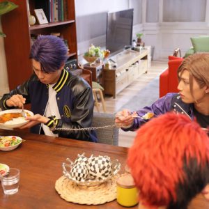 エームビ秋組＆冬組の場面写真が解禁　手錠をかけて生活・鍋パーティー・劇中劇の衣裳カット… イメージ画像