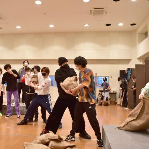 愉快に生きていこうーーいよいよ大詰め、舞台「無人島に生きる十六人」稽古場レポート イメージ画像