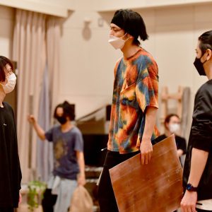 愉快に生きていこうーーいよいよ大詰め、舞台「無人島に生きる十六人」稽古場レポート イメージ画像