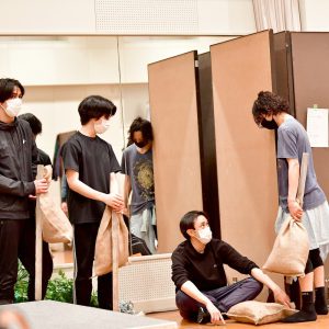 愉快に生きていこうーーいよいよ大詰め、舞台「無人島に生きる十六人」稽古場レポート イメージ画像