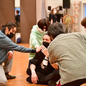 愉快に生きていこうーーいよいよ大詰め、舞台「無人島に生きる十六人」稽古場レポート イメージ画像