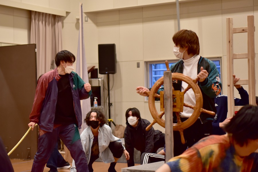 愉快に生きていこうーーいよいよ大詰め、舞台「無人島に生きる十六人」稽古場レポート イメージ画像