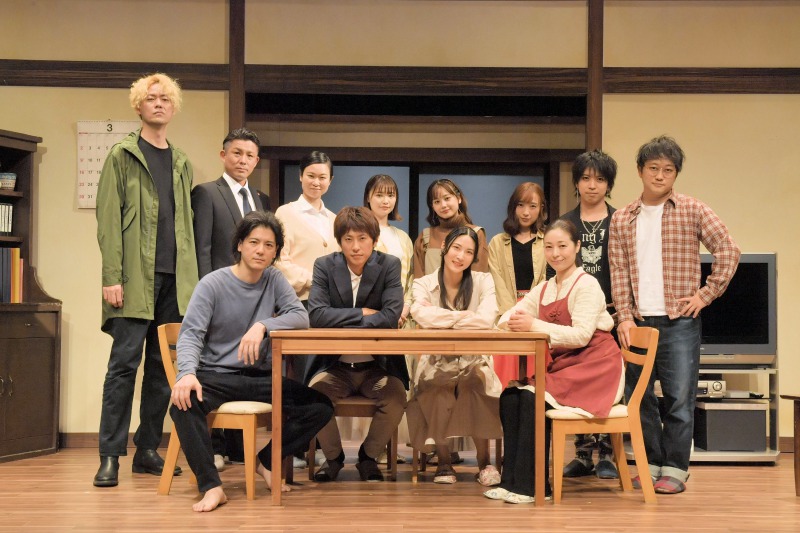 中村誠治郎「少しでも何かを感じていただけたら」　『キスより素敵な手を繋ごう』開幕 イメージ画像