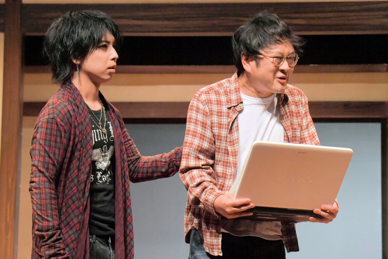 中村誠治郎「少しでも何かを感じていただけたら」　『キスより素敵な手を繋ごう』開幕 イメージ画像