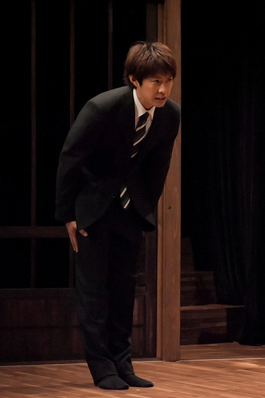 中村誠治郎「少しでも何かを感じていただけたら」　『キスより素敵な手を繋ごう』開幕 イメージ画像