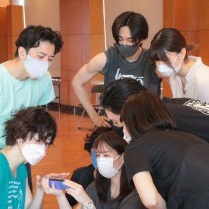 夏休みに特別なひとときを、劇団おぼんろ『瓶詰めの海は寝室でリュズタンの夢をうたった』稽古場レポート イメージ画像