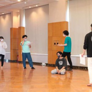 夏休みに特別なひとときを、劇団おぼんろ『瓶詰めの海は寝室でリュズタンの夢をうたった』稽古場レポート イメージ画像