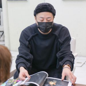 【2.5次元の舞台裏】どこまでも緻密に再現性高く　ゼロから積み重ねた“リアル”を表現する、ウィッグデザイナー・西村裕司（前編） イメージ画像