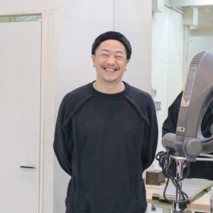 【2.5次元の舞台裏】どこまでも緻密に再現性高く　ゼロから積み重ねた“リアル”を表現する、ウィッグデザイナー・西村裕司（前編） イメージ画像