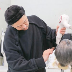 【2.5次元の舞台裏】どこまでも緻密に再現性高く　ゼロから積み重ねた“リアル”を表現する、ウィッグデザイナー・西村裕司（前編） イメージ画像