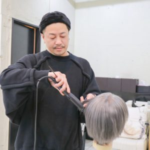 【2.5次元の舞台裏】どこまでも緻密に再現性高く　ゼロから積み重ねた“リアル”を表現する、ウィッグデザイナー・西村裕司（前編） イメージ画像