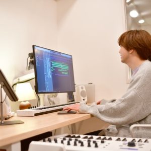 【2.5次元の舞台裏】音楽×演劇、好きの掛け合わせを仕事に　作曲家・編曲家 和田俊輔「脳内で上演しながら作曲します」（前編） イメージ画像